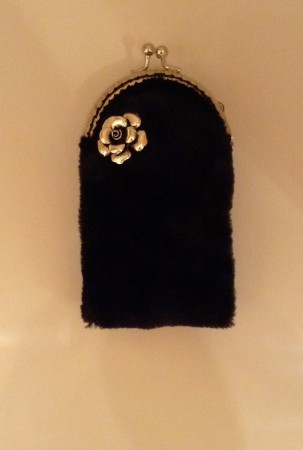 Bolsa preta com flor Cód. B8