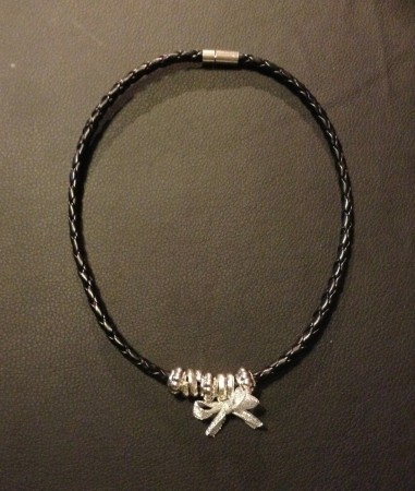 Colar em pele preto com peças e laço Cód. F23