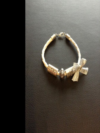 Pulseira em pele branca com laço cinza Cód. F14
