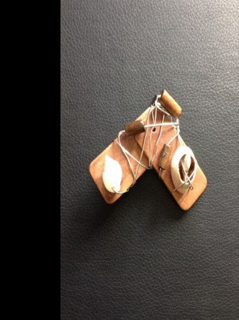 Pregadeira castanha com búzios Cód. Pr2