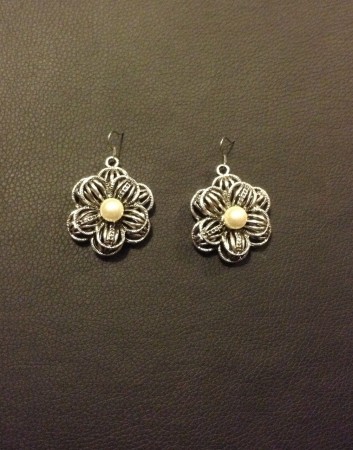 Brincos flor com pérola Cód. Br16