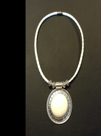 Fio em pele branco com medalhão Cód. F41