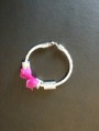 Pulseira em pele branca com laço rosa Cód. P6