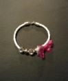 Pulseira em pele branca com laço rosa Cód. P7