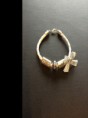 Pulseira em pele branca com laço cinza Cód. F14